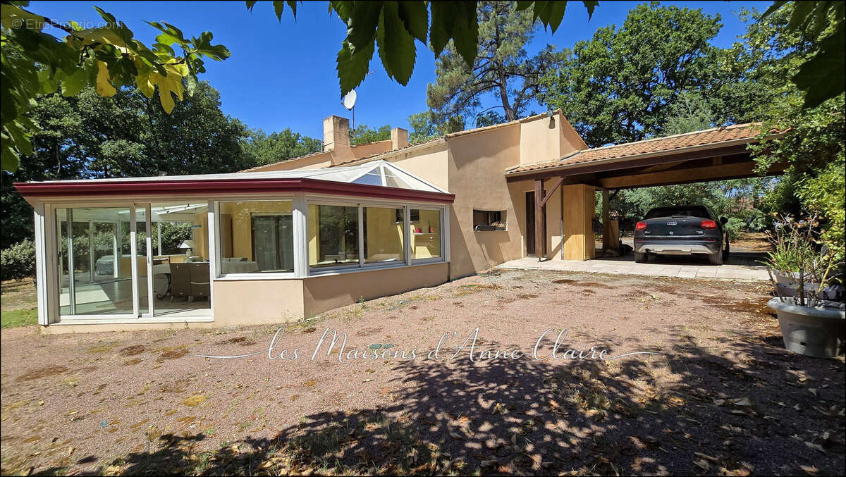 Au calme, au cœur d’un site boisé à 1500m du centre de SAINTE-PAZANNE, maison d’architecte quasi de plain-pied - photo 16