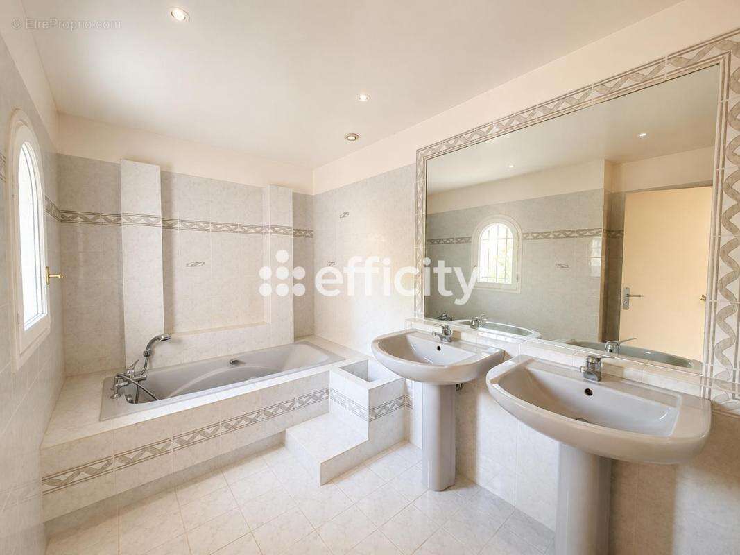 Maison 286 m² à Antibes  - photo 8