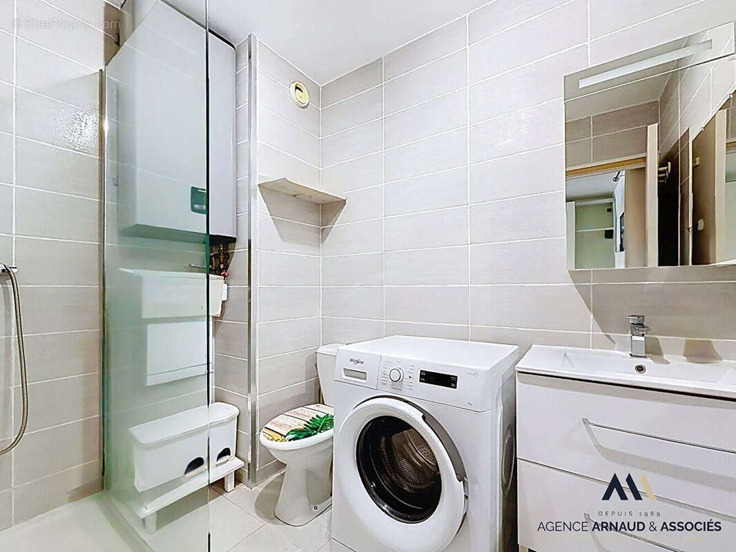 À vendre : Charmant studio de 27m² à Saint Cyr sur Mer, idéalement situé ! - photo 9