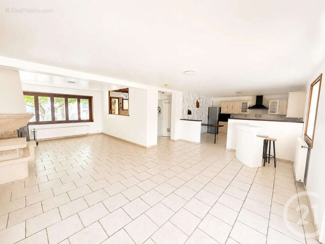 Maison 173 m² à Saint-Mard  - photo 2