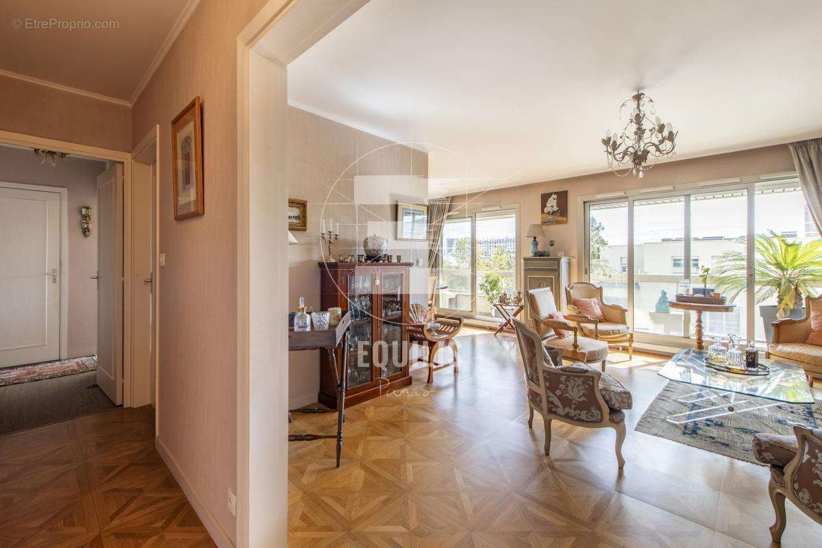 Appartement à PARIS-16E