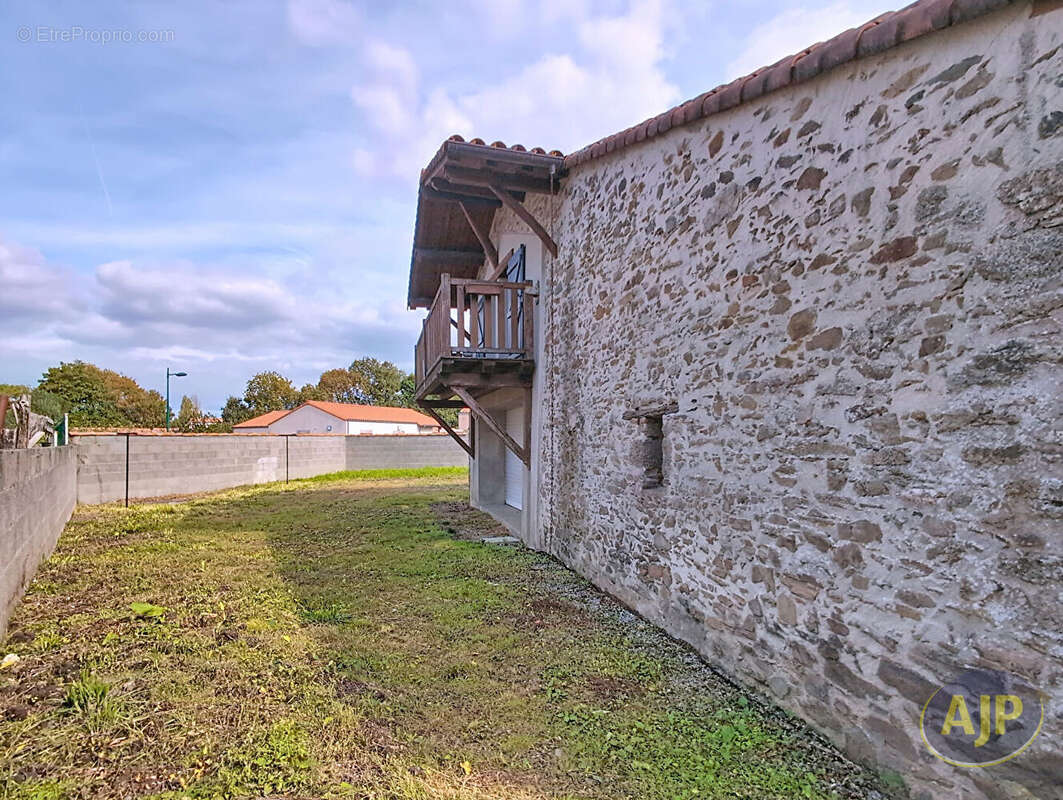 Maison à SAINT-ANDRE-TREIZE-VOIES