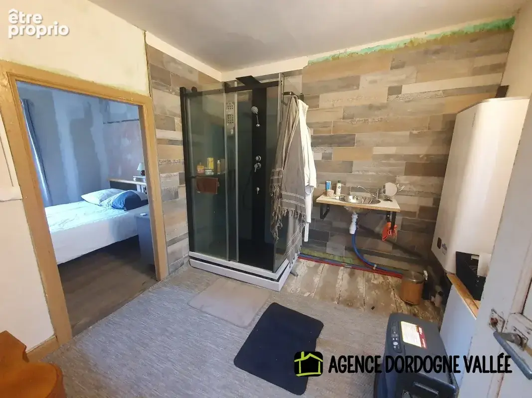 Maison de village en pierres avec terrain attenant de 2,5 ha, ruisseau, source et puits. - photo 11