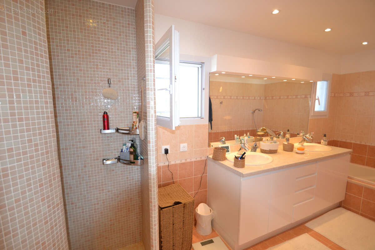 Maison à BAGNOLS-EN-FORET