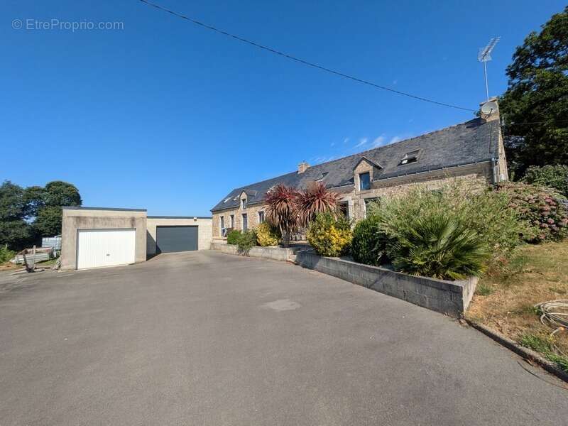 Ploërdut jolie longère rénovée de 170m² envion de 5 pièces deux garages parcelle de 2840m² environ - photo 23
