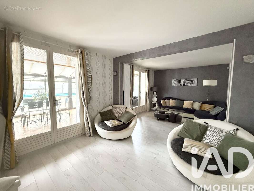 Maison 323 m² à Ville-Saint-Jacques  - photo 7