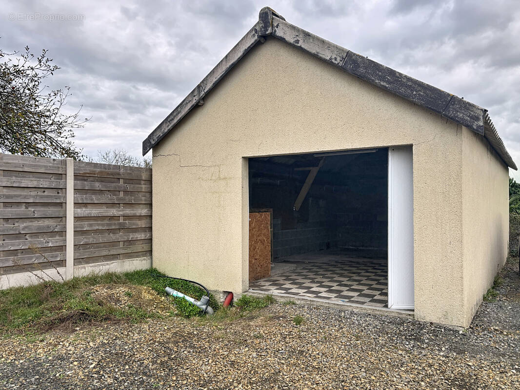Parking à COUDEVILLE-SUR-MER