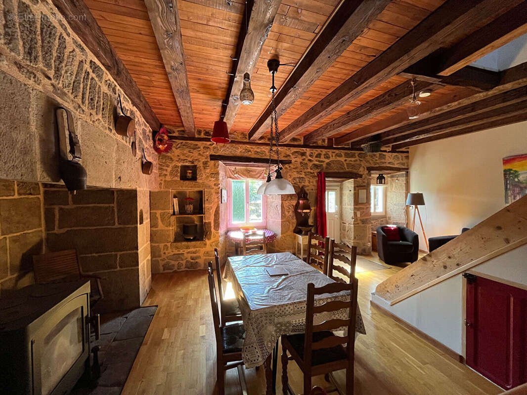 Maison à SAINT-JACQUES-DES-BLATS