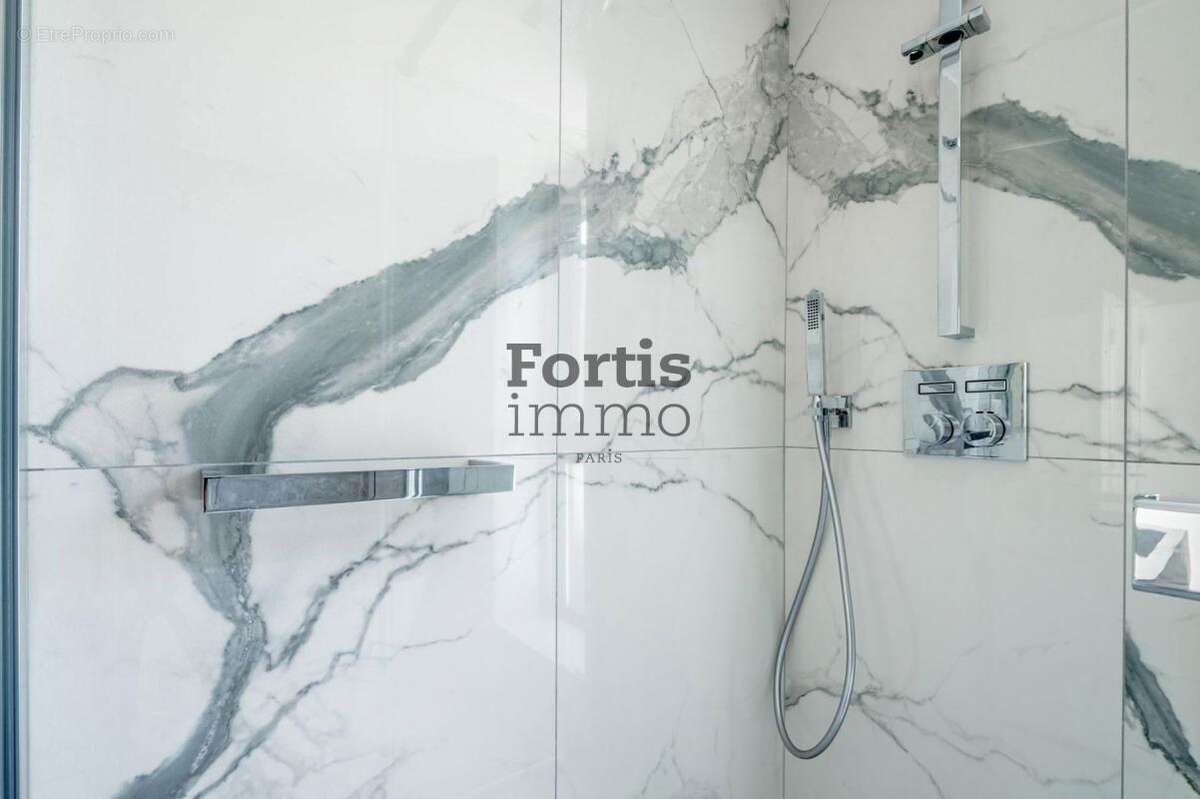 Appartement à PARIS-8E