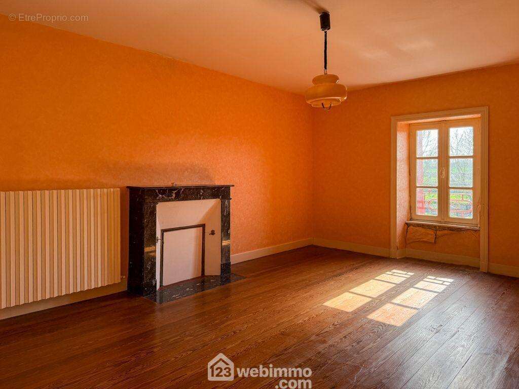 A l'étage, vous trouverez 3 chambres supplémentaires - Maison à POUZAUGES