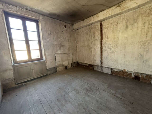 EXCLUSIVITE à AUTUN, Plateau de 65m2 en RDC à aménager avec garage et courette. - photo 2