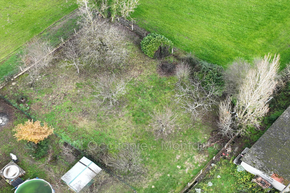 Terrain à SAINT-ETIENNE-DE-TULMONT