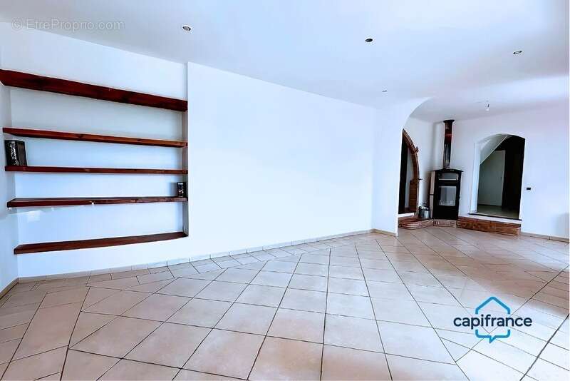 Maison à VIC-LA-GARDIOLE