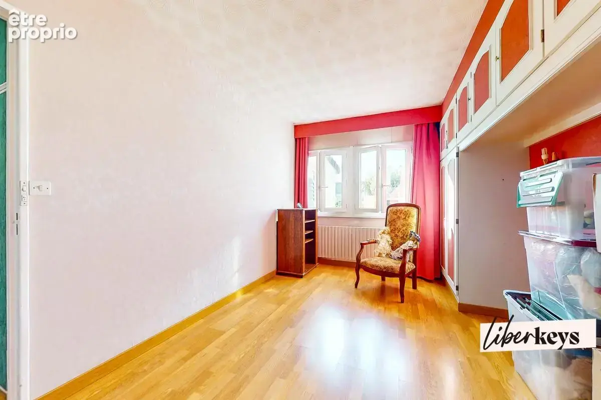 Plaisir – Maison familiale de plain-pied - 5 pièces - 120 m² au sol avec jardin et garage, proche gare - photo 19