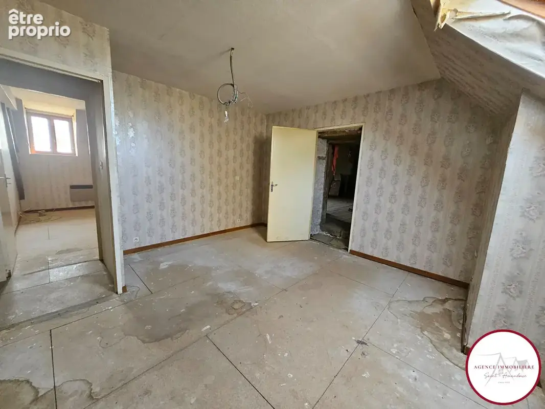 A Bigny-Vallenay, vaste maison de 5 chambres avec grange et grand terrain arboré . - photo 13