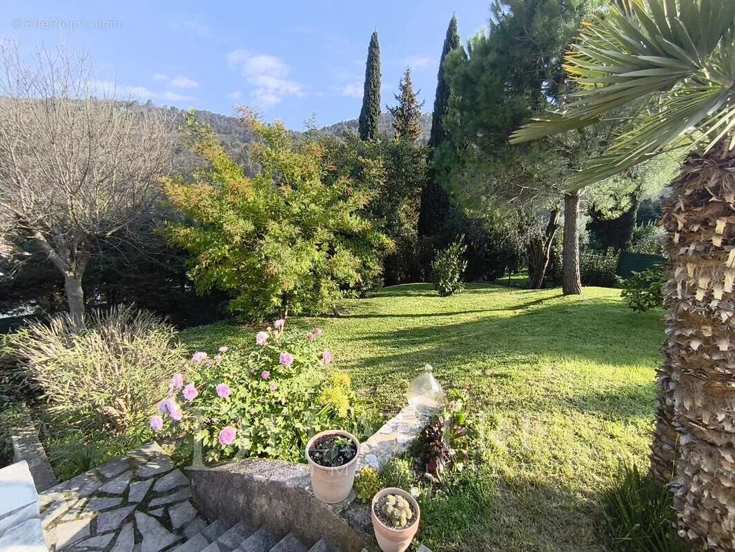 Maison à CHATEAUNEUF-GRASSE