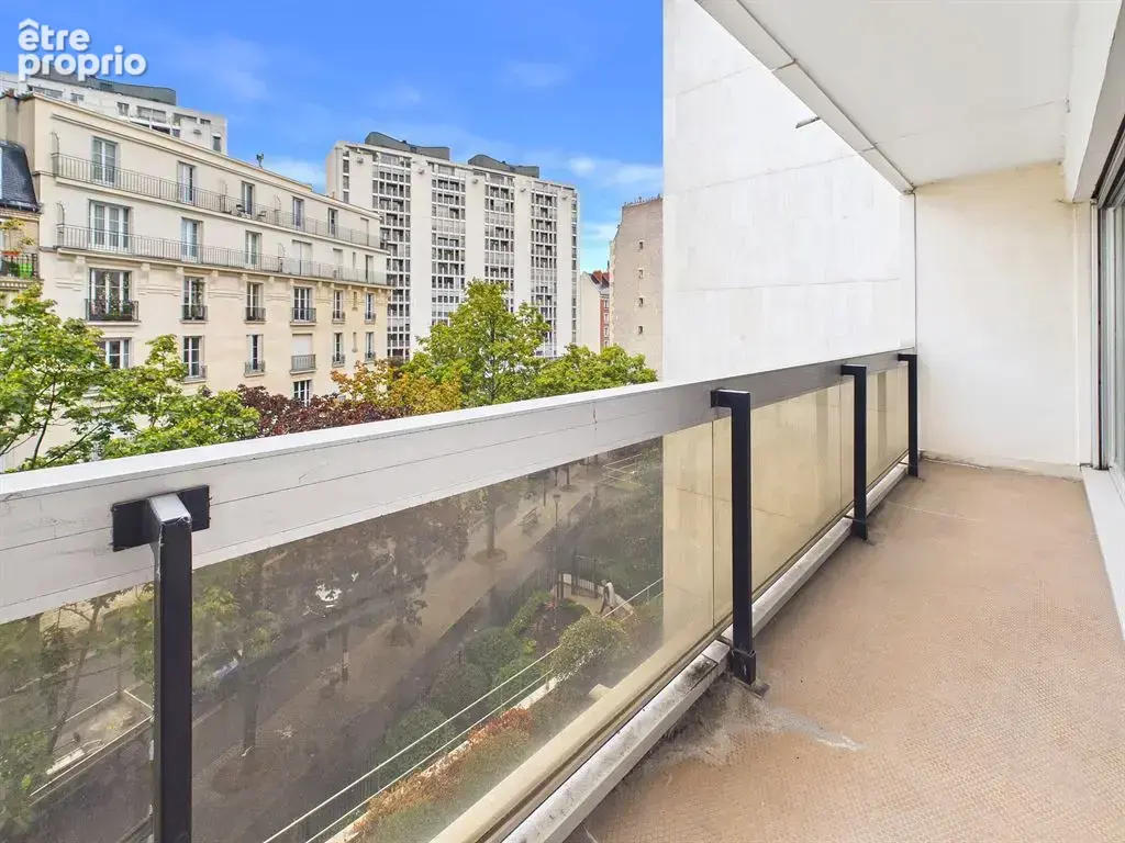 Immeuble récent de standing - Beau deux pièces avec balcon - Cave et possibilité de parking - photo 2