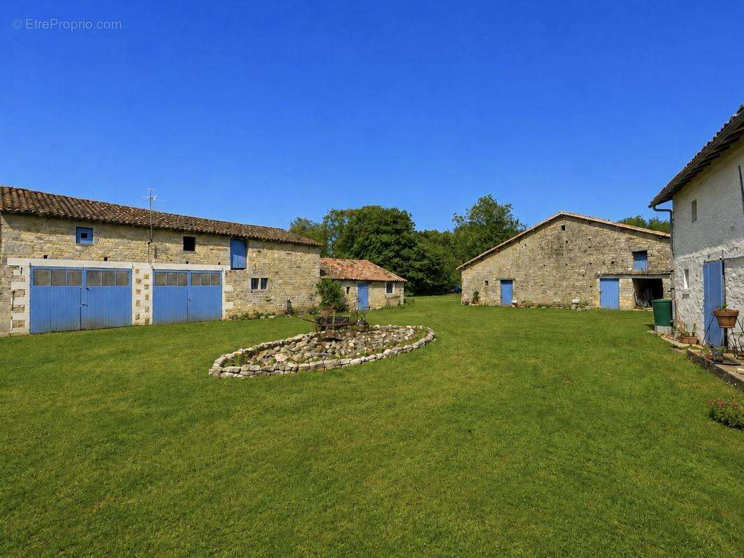 maison type longère 179m2 - terrain 1ha - garages et granges - photo 3