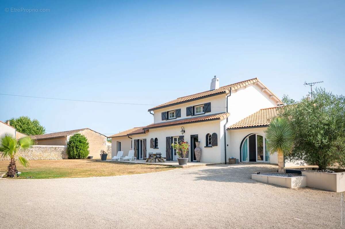 Propriete avec  4 chambres et piscine - cisse - photo 4