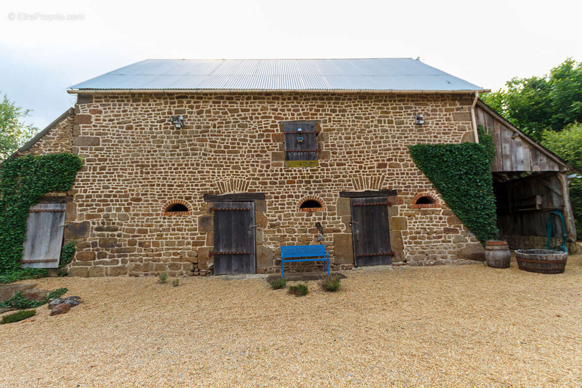 Mayenne : Manoir fortifié de 4 chambres avec dépendance, granges, boulangerie et enclos. - photo 14