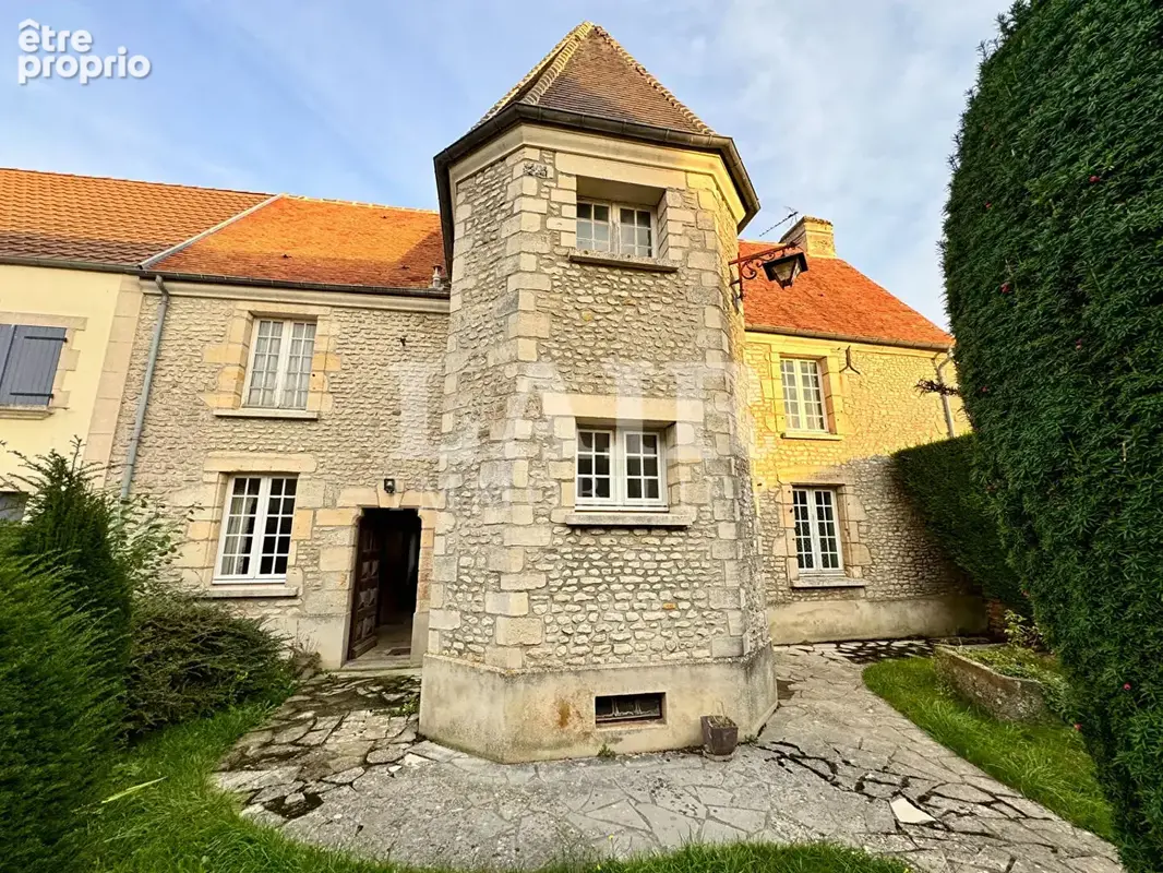 Maison en pierre  avec tour du XVIII -ème siècle - photo 1