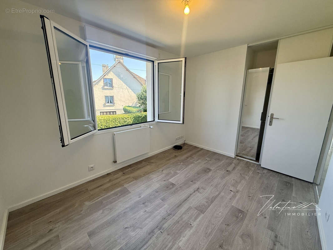 Chambre 1 avec rangements et SDD privative
