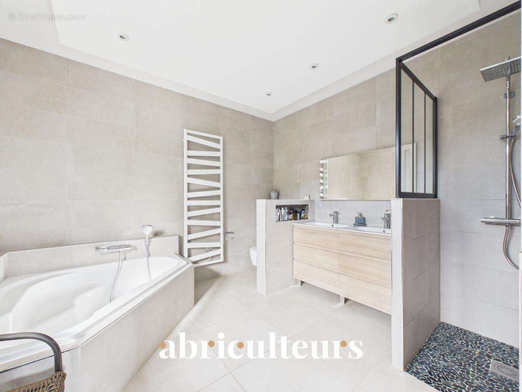 Magnifique Propriété Familiale de charme de 310 m² avec piscine et magnifique jardin arboré en vente à Yerres (91) - photo 12