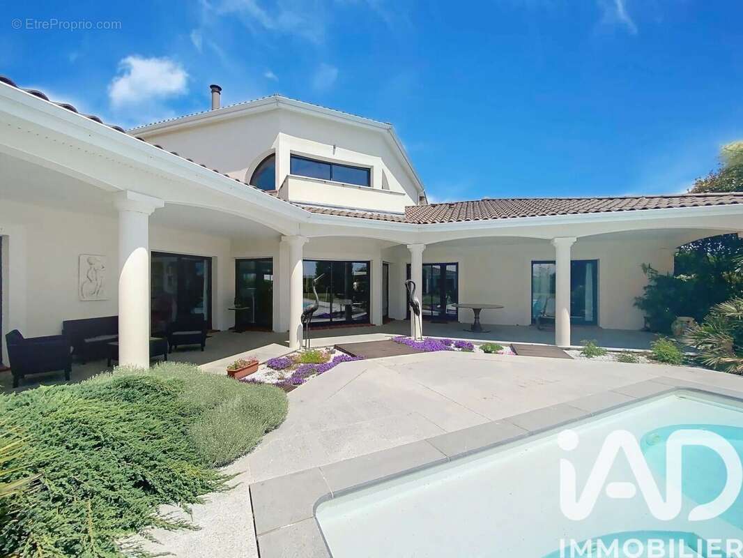 Maison 243 m² à Bretx  - photo 2