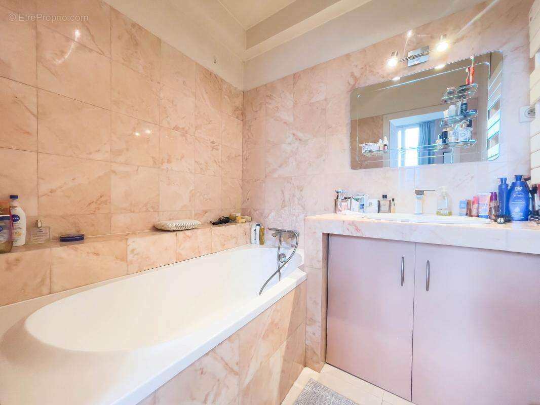 Appartement à PARIS-1E