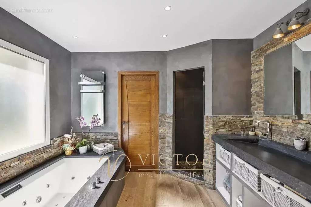 Maison à TOURRETTES-SUR-LOUP