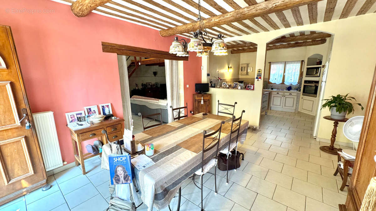 Mas avec piscine et dependances sur 1133 m² de jardin clos et arboré. - photo 5