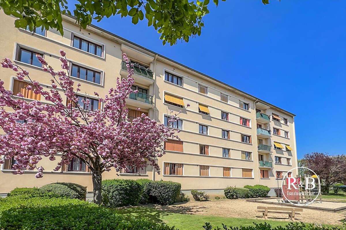Appartement à LES CLAYES-SOUS-BOIS