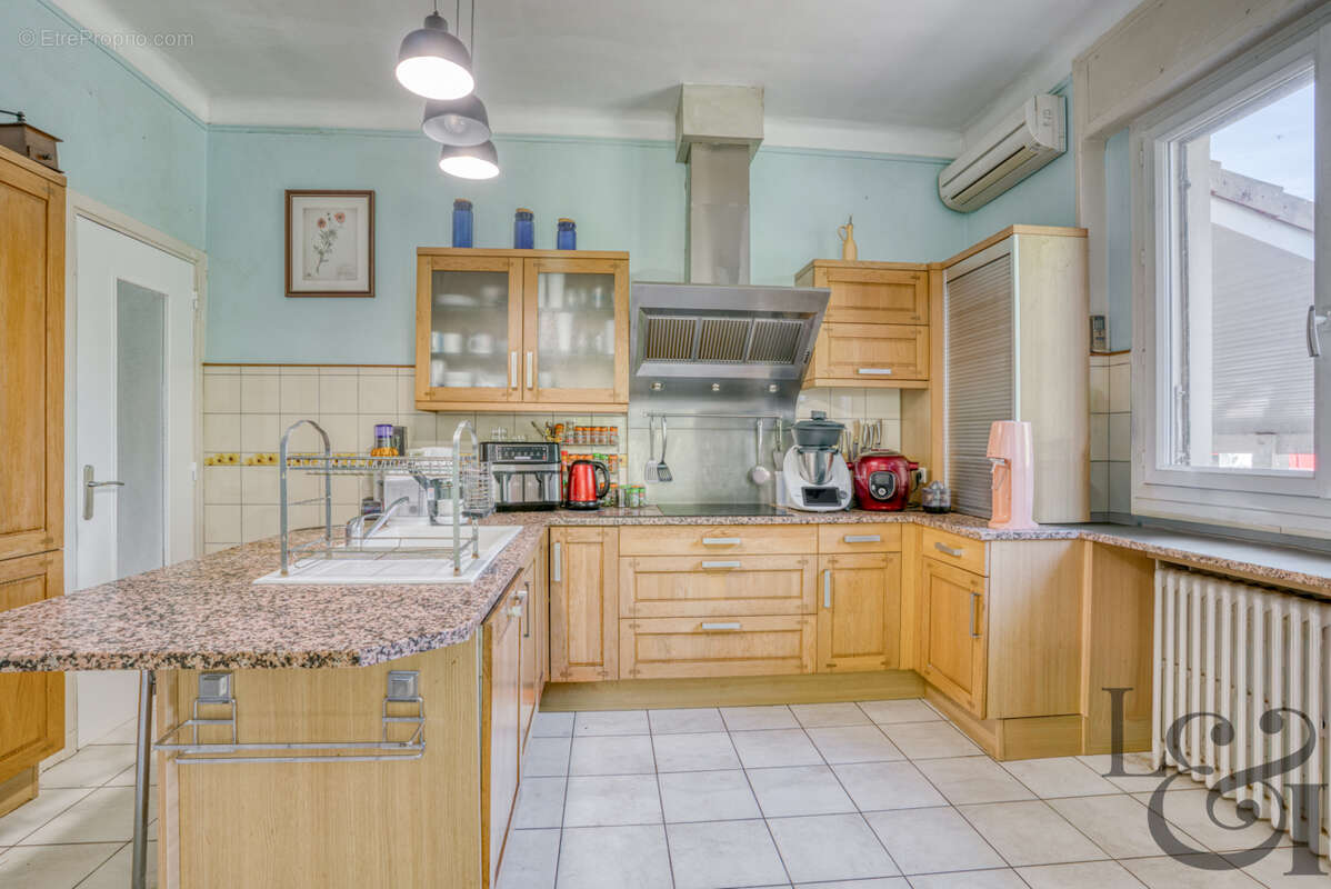 A vendre secteur Casseneuil belle villa de caractère de 7 pièces, avec piscine. - photo 7