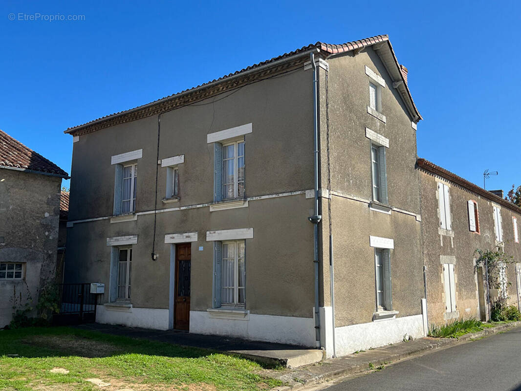 Maison à MILLAC