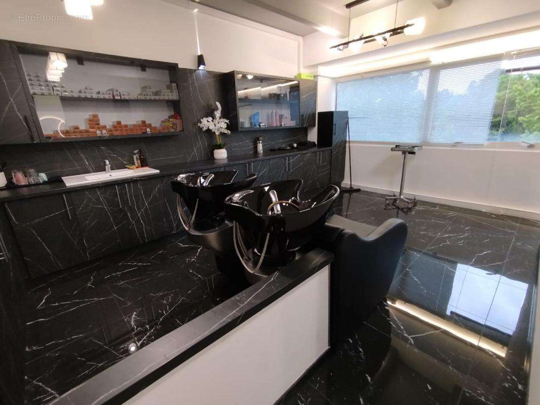 Commerce à LA GAUDE