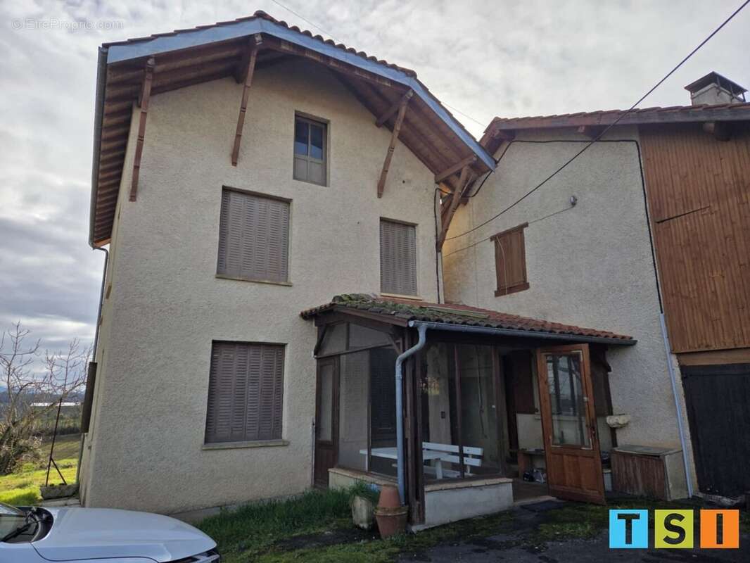 Ancienne ferme composée de deux maisons, 170 m² + nombreuses dépendances sur 3950 m² - photo 3
