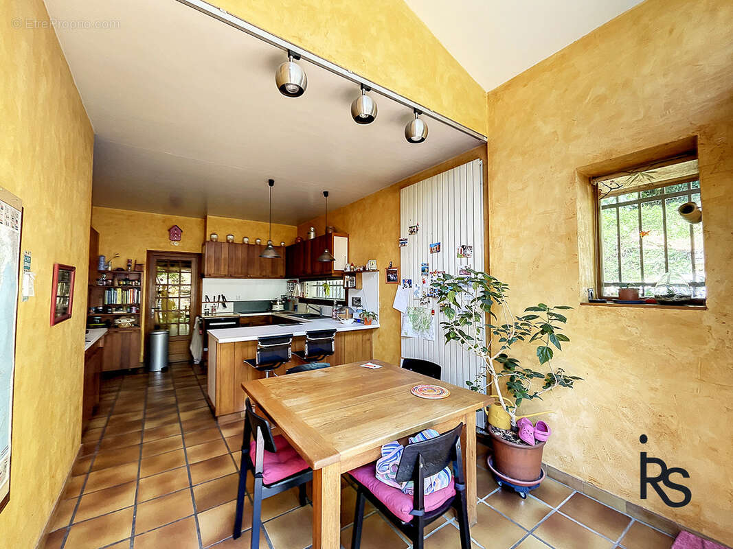 Une villa de 212 m2 avec 3797 m2 de jardin et piscine, 5 chambres et un bureau, garage et caves en RDC. - photo 13