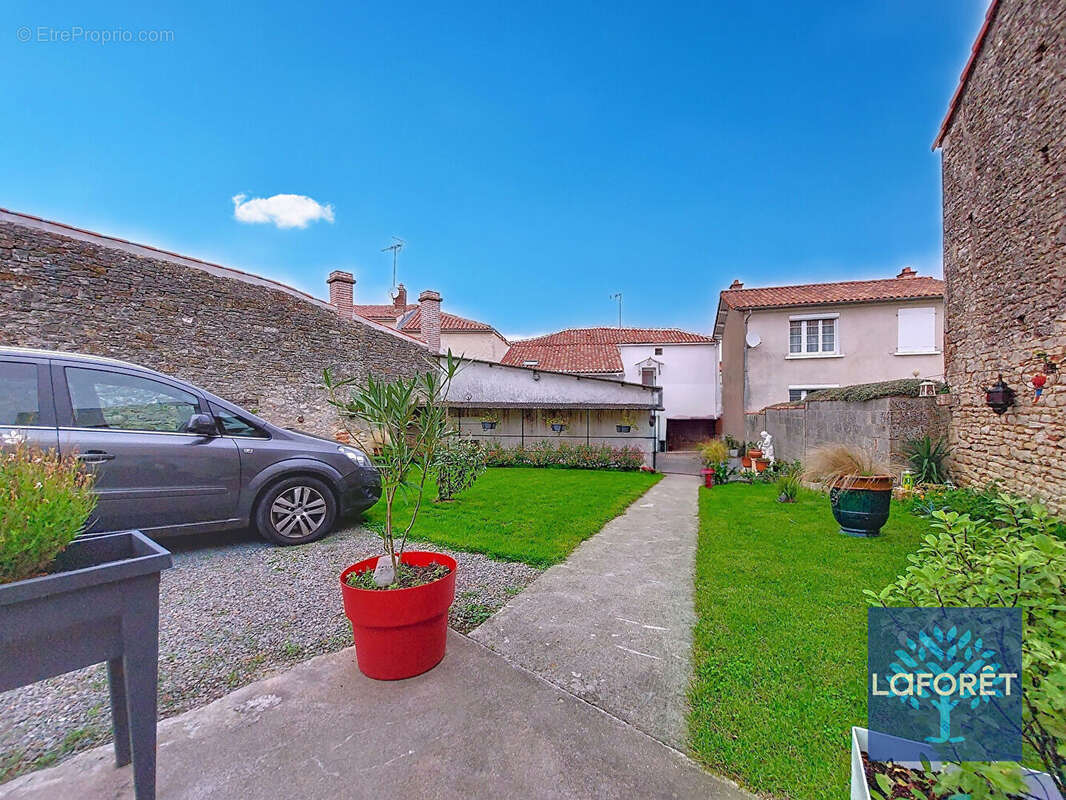 Immeuble de rapport avec local commercial et appartement Centre-bourg - photo 15