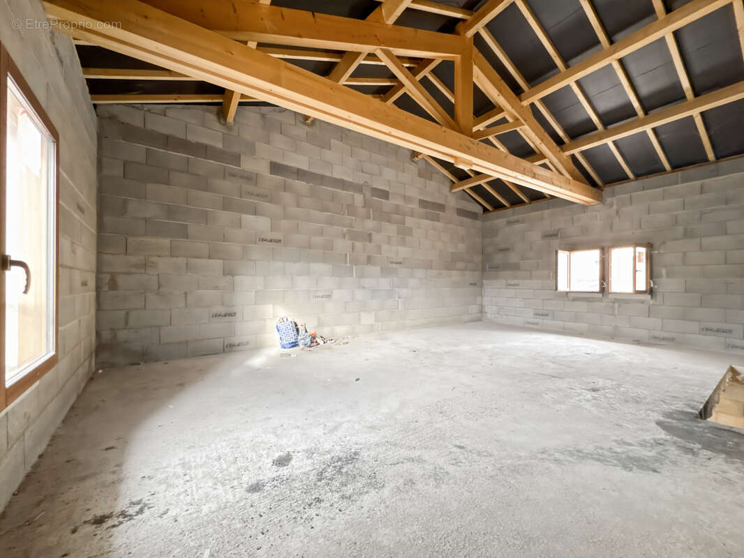 À Vendre Plateau neuf en Frais de Notaire réduits à finir d'Aménager   Proche Trévoux, Hyper-Centre Village de - photo 3