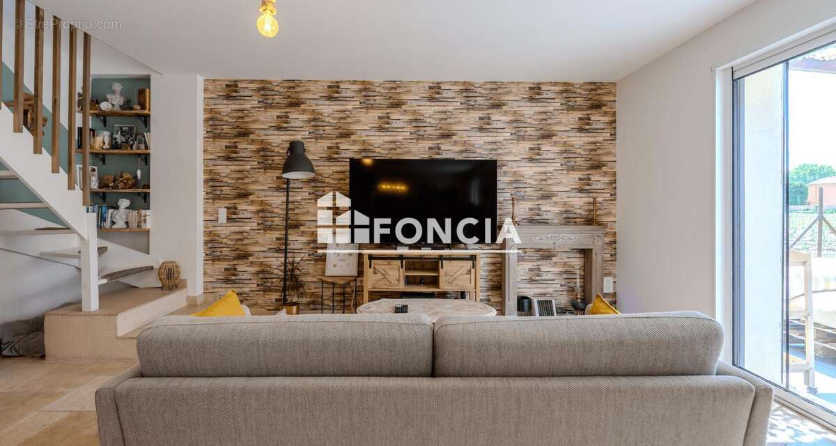 Exclusivité FONCIA, Mas de 138 m2 sur terrain de 700 m2 avec VUE sur les champs de lavande et GARAGE privatif - photo 9