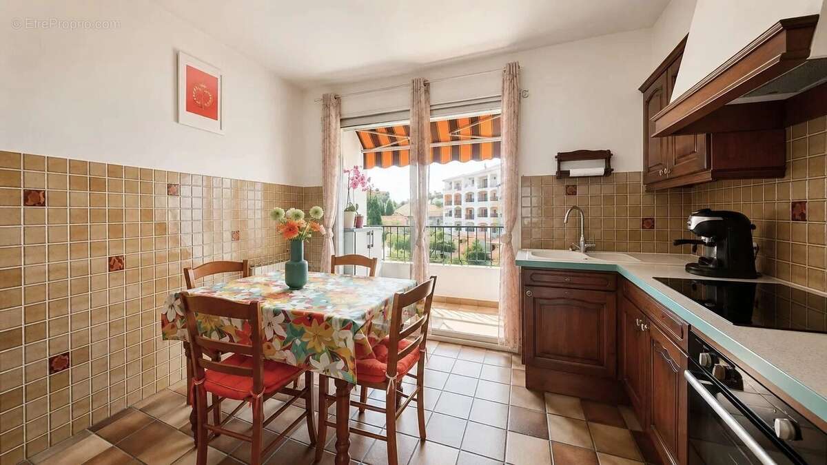 Hyères, dernier étage, T4 traversant 100 m², terrasses, grand garage et place de parking extérieur - photo 11