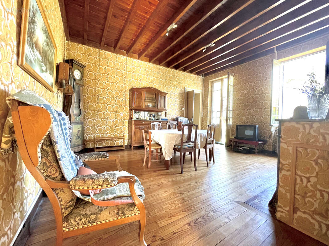 Maison ancienne sur un parc de 18 000 m2 - photo 7