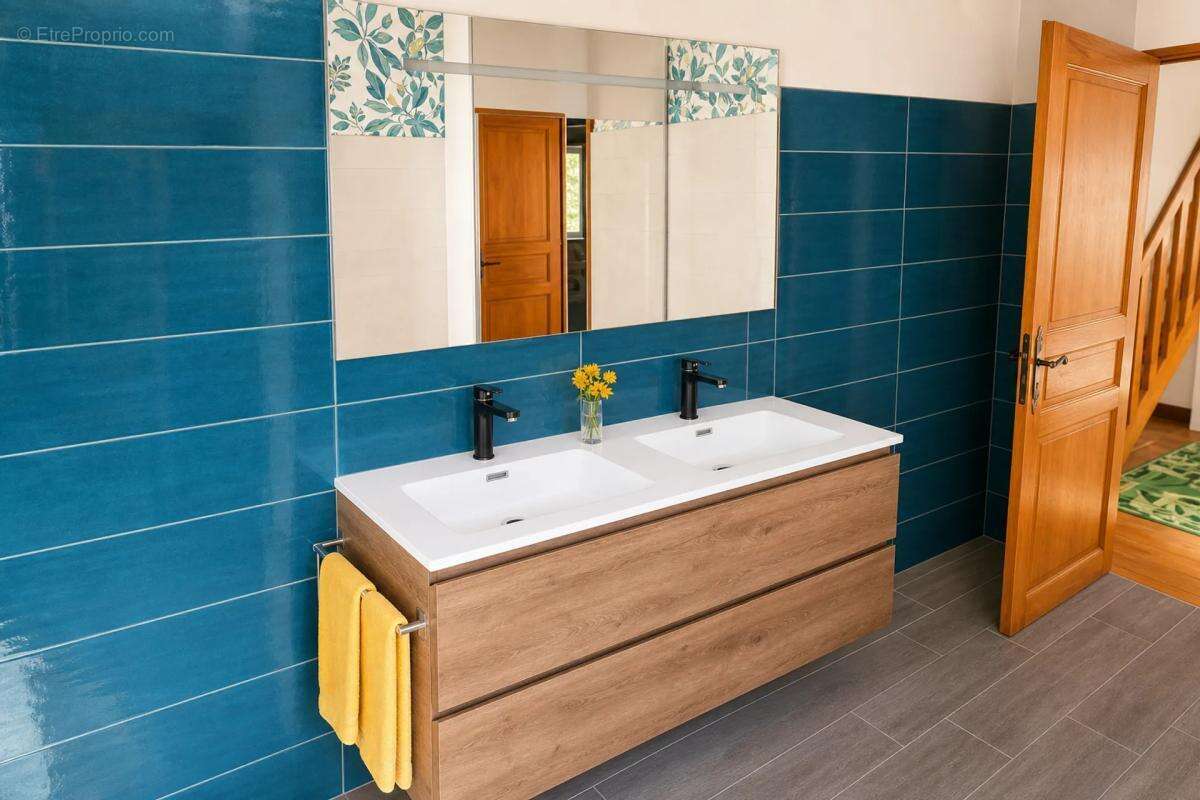 Élégante maison de plus de 200 m² à Axat rénovée avec extérieurs - photo 12