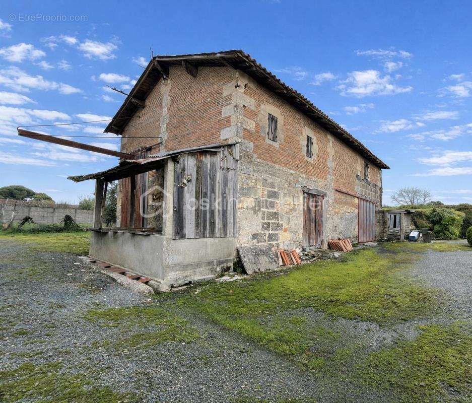 Maison de caractère avec fort potentiel + dépendance et T2 à aménager - photo 3