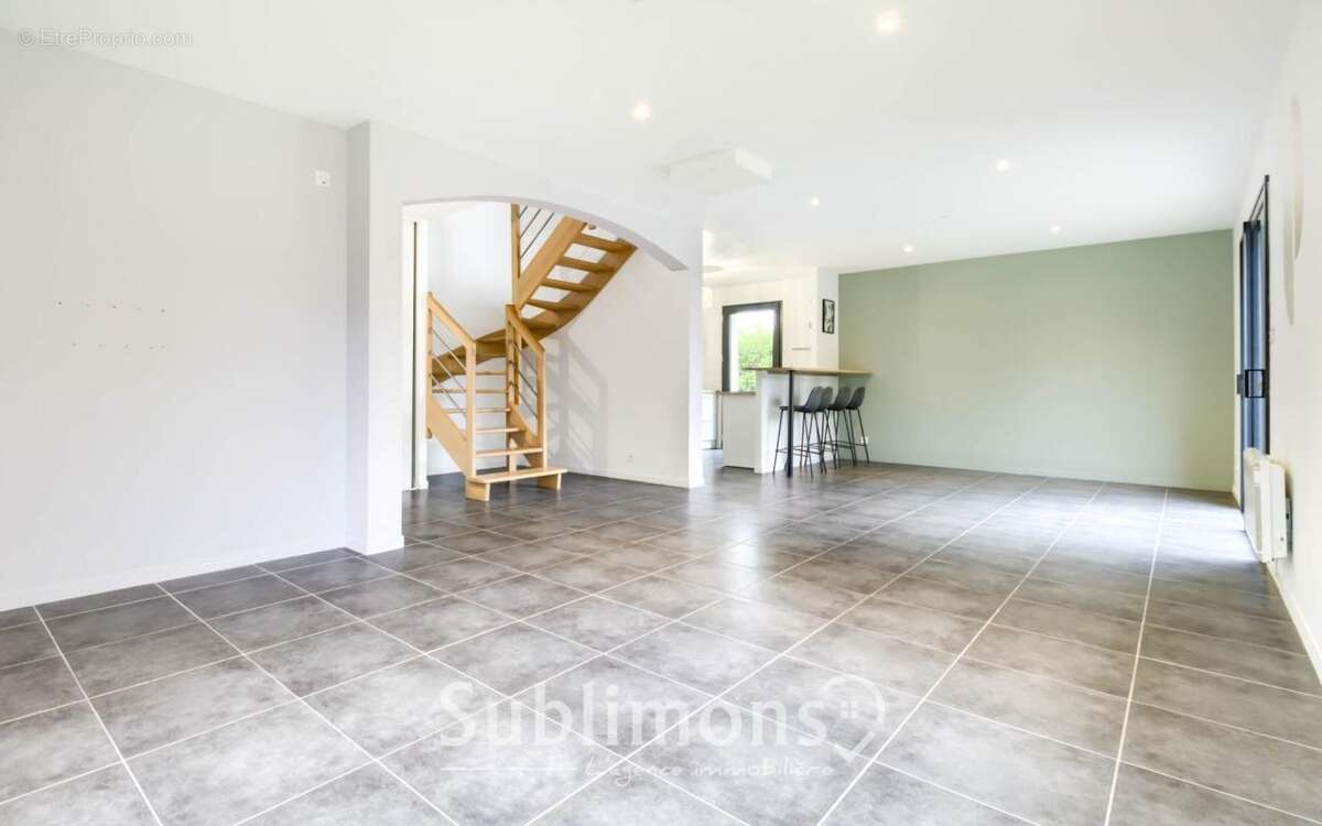 Maison à LA TRINITE-SURZUR