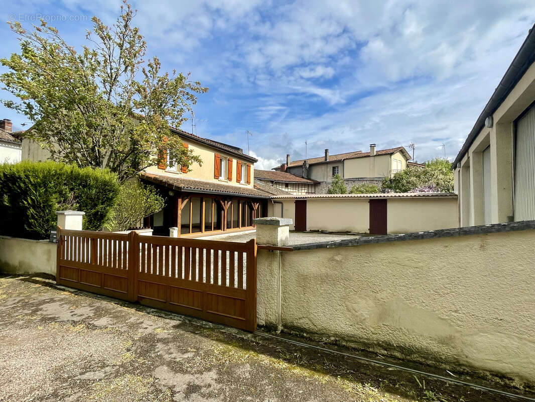 Maison à CONFOLENS