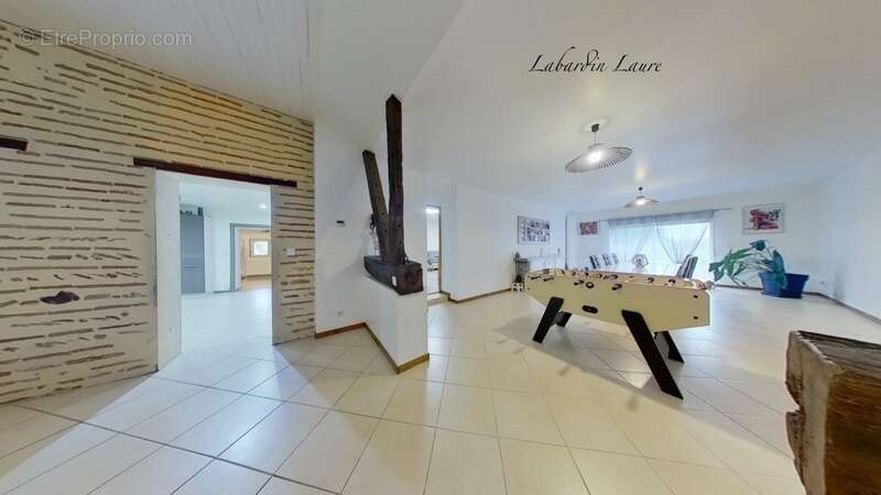 Maison avec surface habitable de 300m2 - pierre et poutre apparentes - 5 chambres - dépendances à CAUMONT-SUR-GARONNE (47) - photo 5