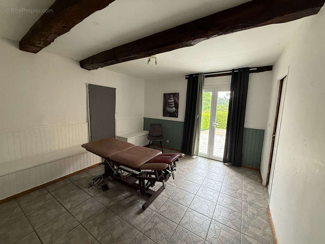 Belle ferme rénovée de 220 m² avec garages et dépendances - photo 14