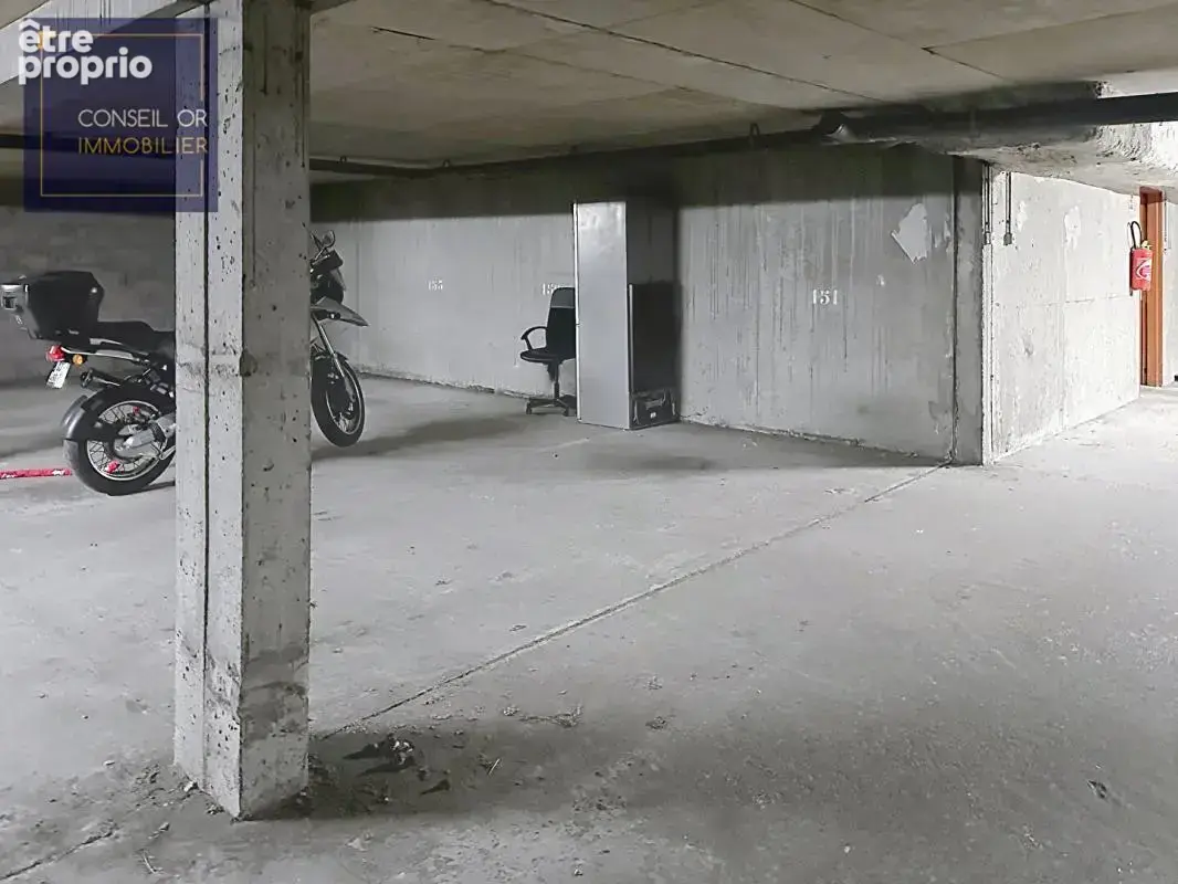 Parking à SAINT-GENIS-LAVAL