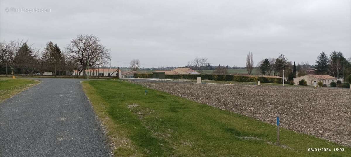 Terrain à bâtir de 600 m² à BARRET (16) - photo 5